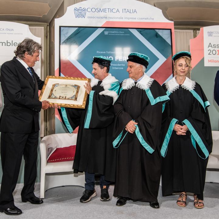 Consegna attestato a Dario Ferrari