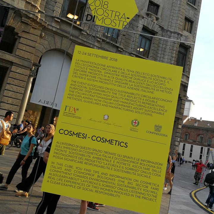 Un dettaglio dell'installazione dedicata alla cosmesi