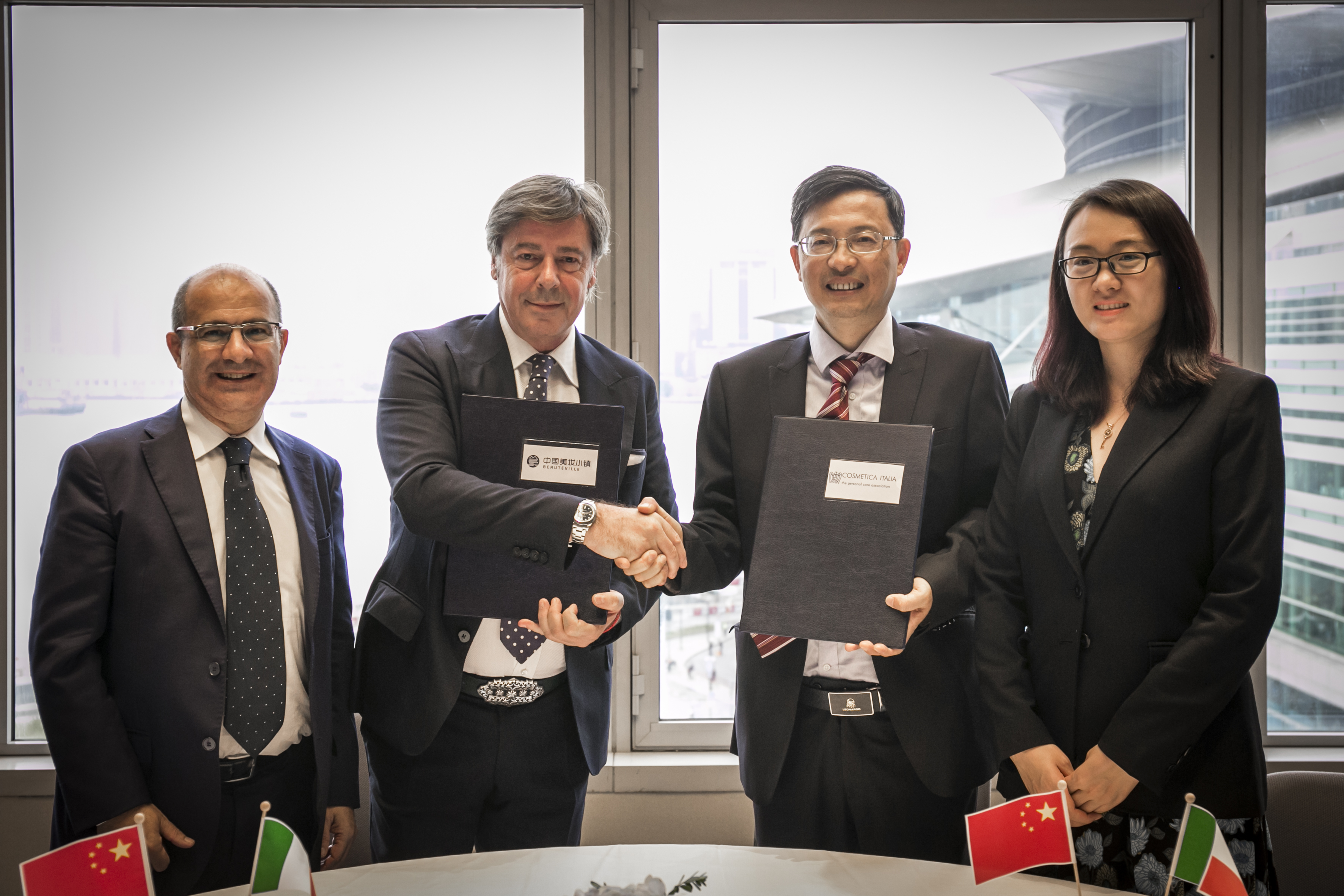 La firma del MoU tra Cosmetica Italia e China Beautéville